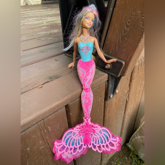 2012 Mermaid Barbie with Turquoise & Pink Streaks in Blonde Hair - Picture 1 of 8